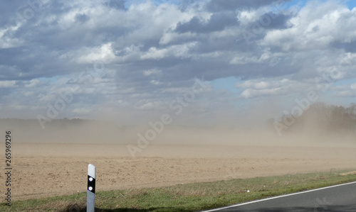 Sandstrurm geht über die Strasse