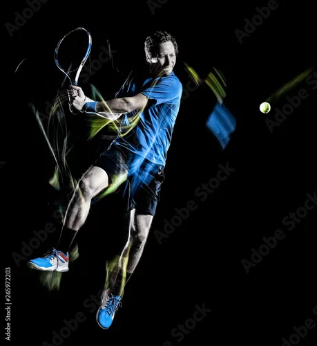 Obraz jeden kaukaski tenisista mężczyzna na białym tle czarne tło w jasnym ruchu prędkość malowania