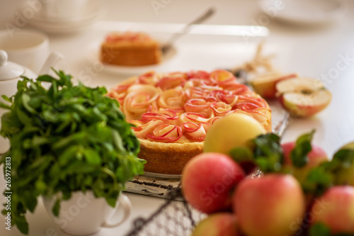 Quadro su tela Ripe organic apples in vintage basket on rustic white table