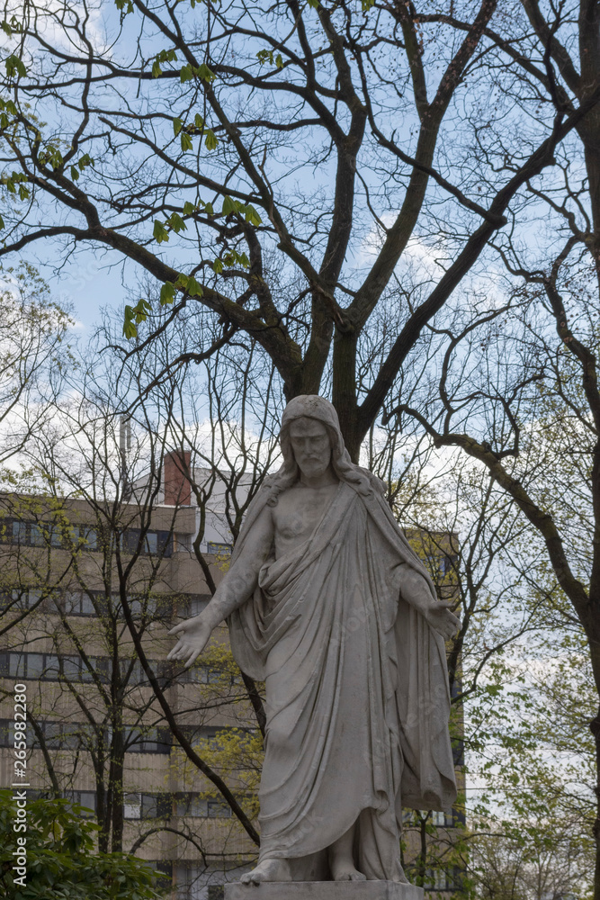 eine Statue auf einem russischem Friedhof eine Statue auf einem russischem Friedhof