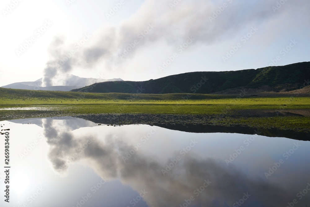 Fototapeta premium 水面に映える阿蘇山の風景