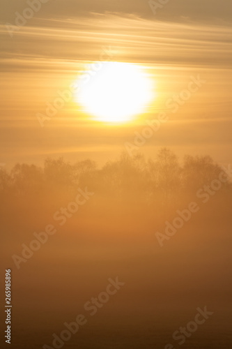 Wunderschöner Sonnenaufgang an einem nebligen Morgen © Lennart Worthmann