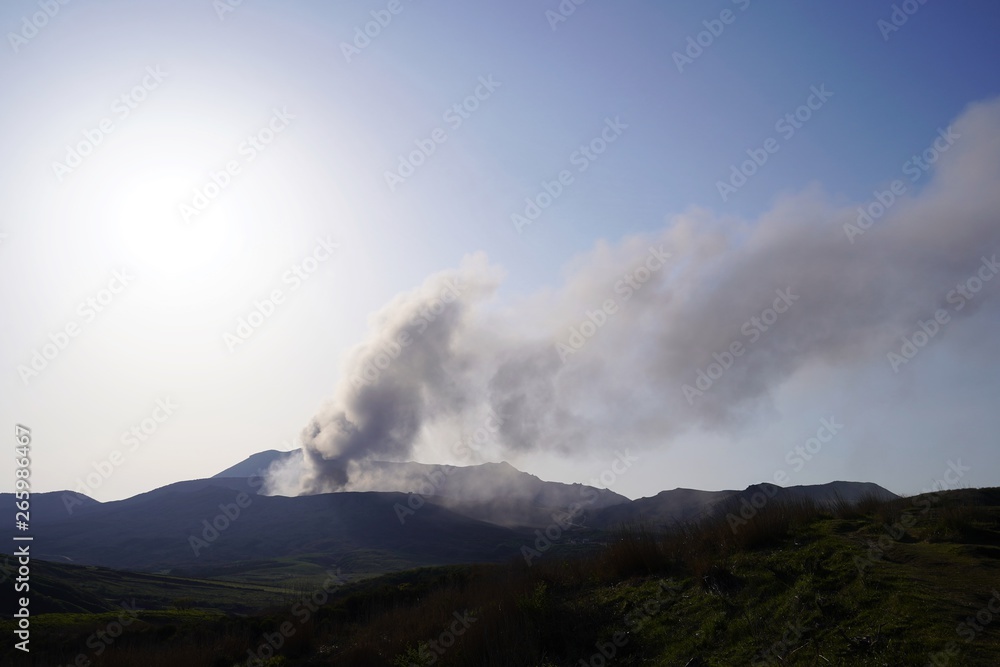 煙を吐く阿蘇火山の風景