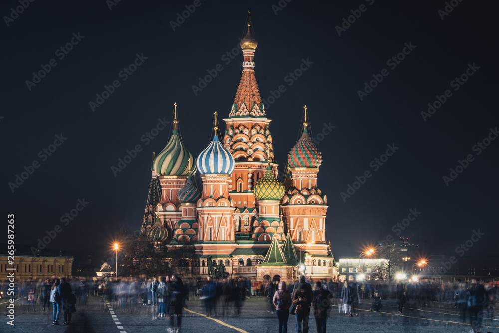 Kreml von Moskau & St. Basil's Kathedrale bei Nacht
