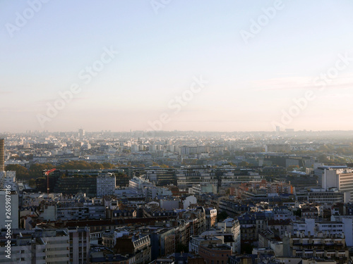 l'alba su un quartiere di parigi visto dall'alto
