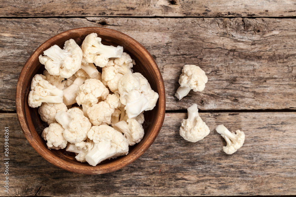 Fototapeta premium cauliflower over wooden table, vegetarian food 