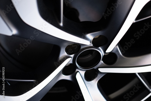 Détail d'éléments carrosserie et moteur d'un véhicule