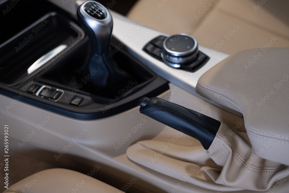 Détail d'éléments carrosserie et moteur d'un véhicule