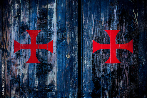 Rotes Kreuz auf Holzwnad