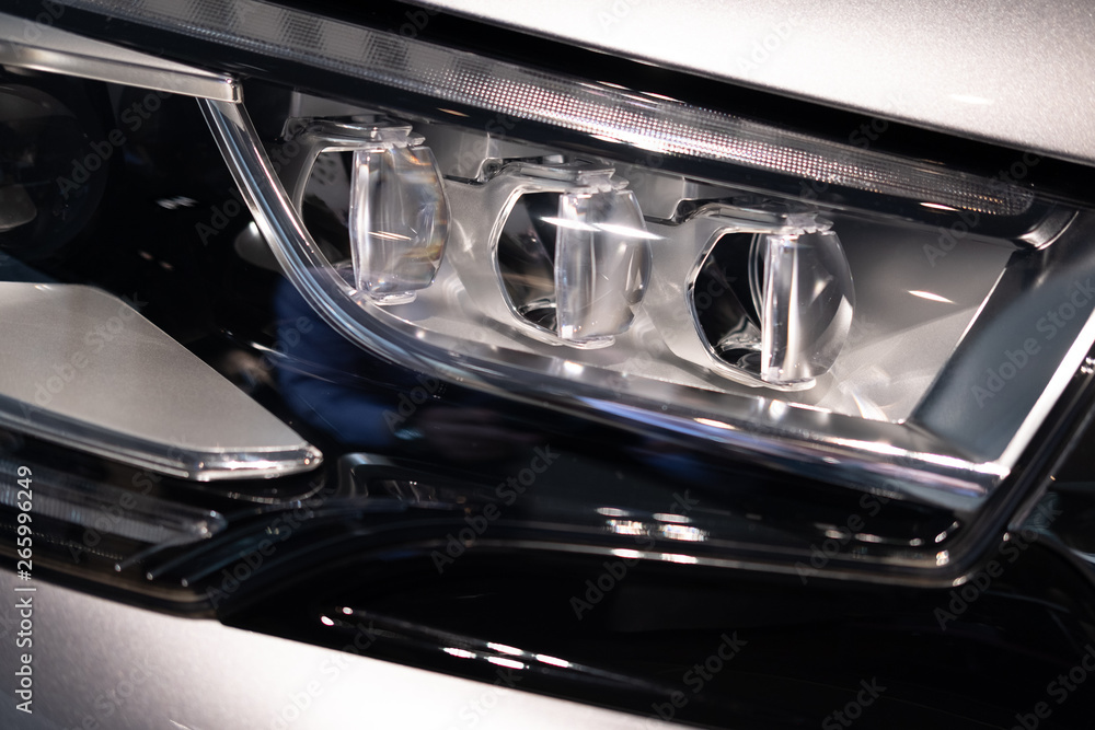 Obraz premium Détail d'éléments carrosserie et moteur d'un véhicule