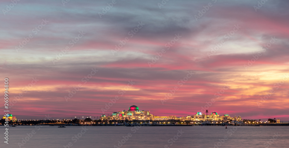 Fototapeta premium Landmark building in Abu Dhabi durind amazing sunset