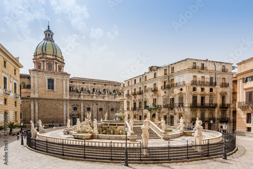 Palermo – Skulpturen am Brunnen an der Piazza Pretoria photo