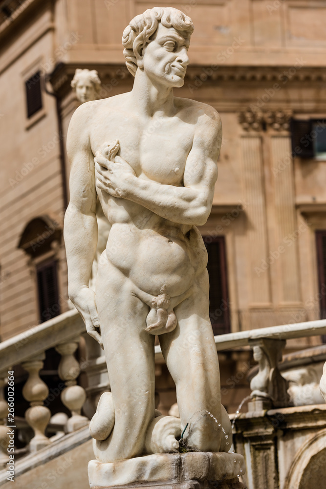 Palermo – Skulpturen am Brunnen an der Piazza Pretoria Palermo – Skulpturen am Brunnen an der Piazza Pretoria