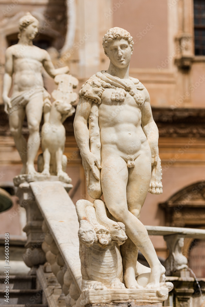 Obraz premium Palermo – Skulpturen am Brunnen an der Piazza Pretoria