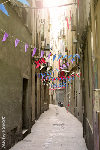 Photography Menschenleere, schmale Gasse geschmückt mit bunten Girlanden in Barcelona