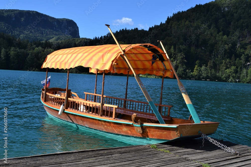 barco lago bled