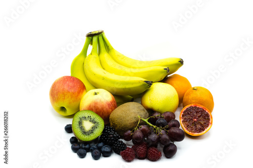 Fototapeta Naklejka Na Ścianę i Meble -  Obstkorb Obst korb Banane Apfel Orange Kiwi trauben isoliert freigestellt auf weißen Hintergrund, Freisteller