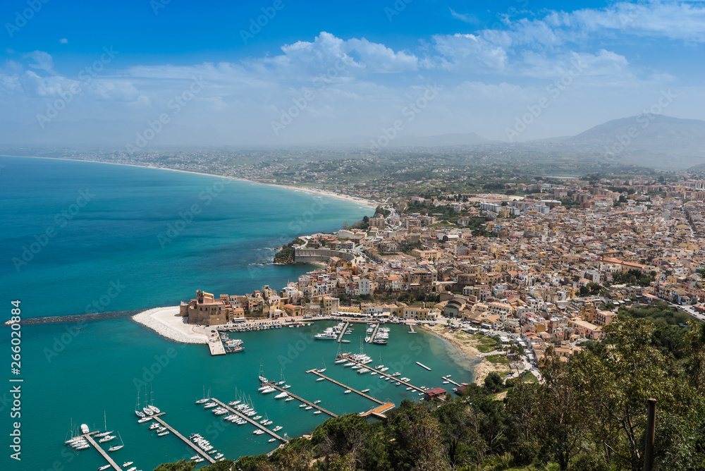 Castellammare - Blick auf Hafen, Kastell und Stadt; Sizilien