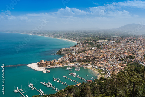 Castellammare - Blick auf Hafen  Kastell und Stadt  Sizilien