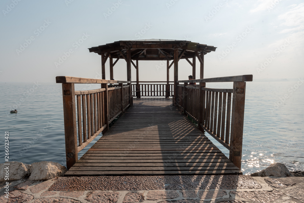 Veranda in legno su pontile in acqua al lago Veranda in legno su pontile in acqua al lago