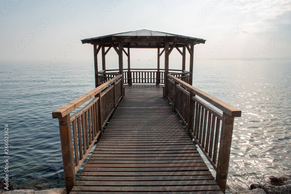 Veranda in legno su pontile in acqua al lago