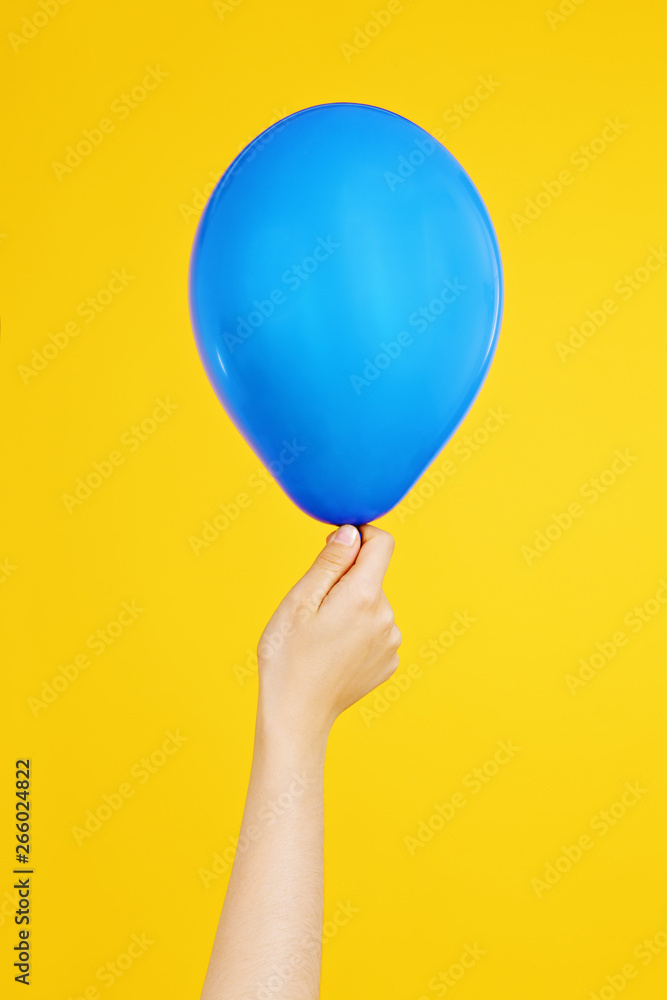 main jeune fille tenant ballon gonflable Stock Photo | Adobe Stock