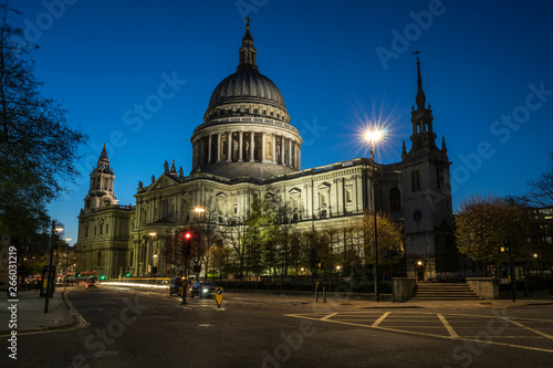 st pauls cathedral in london at night