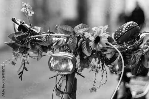 Fahrradlenker mit Blumenschmuck photo