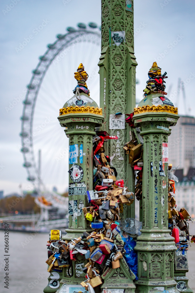 Obraz premium Love locks on Westminster Bridge on electric pole in london