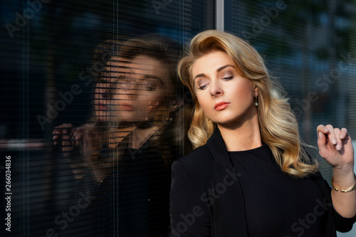 Wallpaper Mural Business woman  Torontodigital.ca