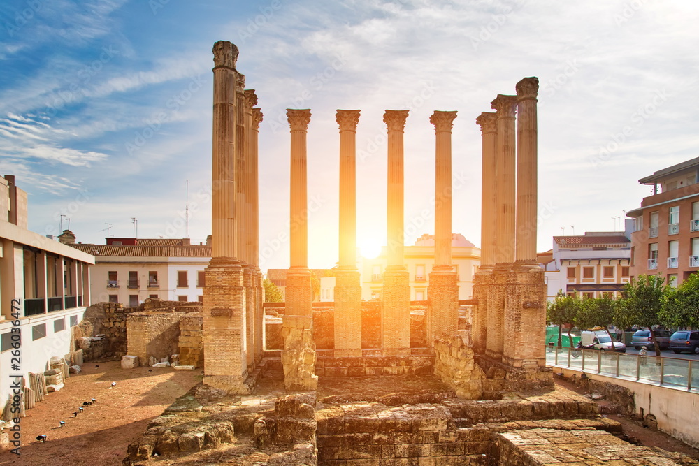 Fototapeta premium Kolumny i ruiny rzymskiej świątyni znajdującej się w mieście Cordoba, Andaluzja, Hiszpania