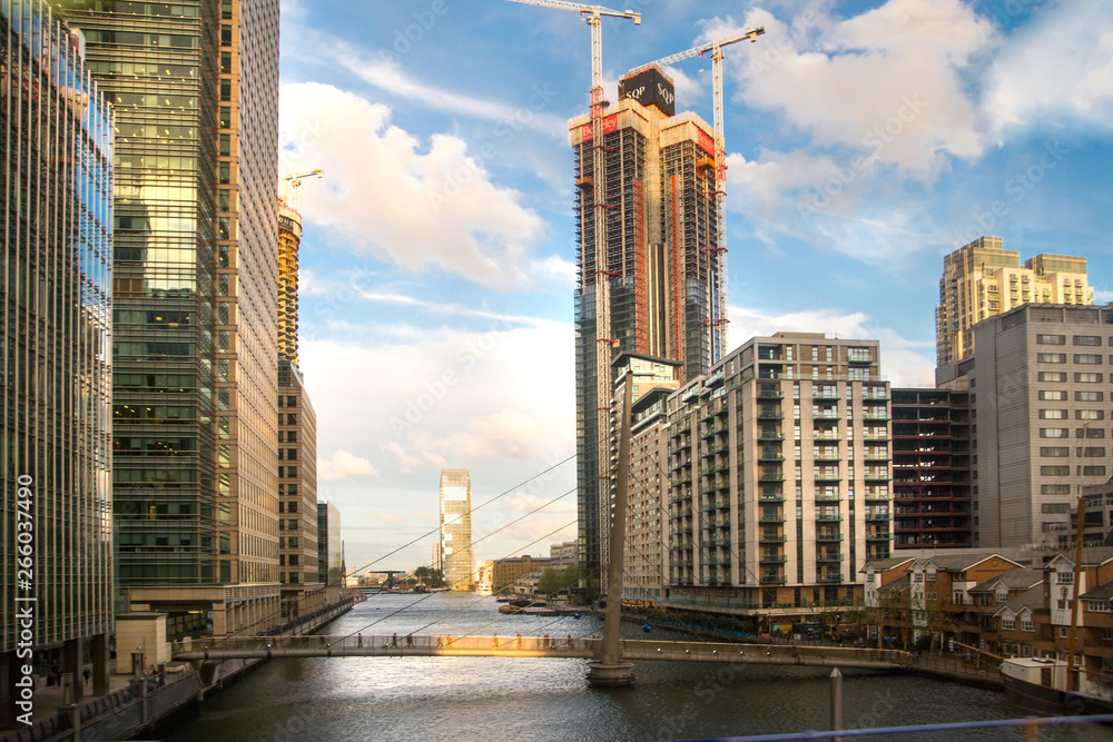 Obraz premium London, UK. Canary Wharf at sunset with beautiful sun reflection