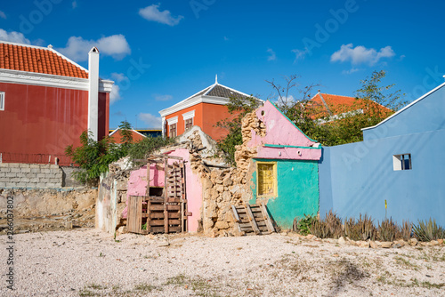 Fototapeta Naklejka Na Ścianę i Meble -   Walking the back streets of Otrobanda   Views arund the small caribbean Island of Curacao