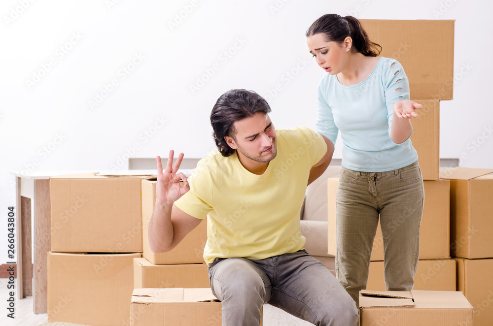 Young pair moving to new apaprtment Young pair moving to new apaprtment