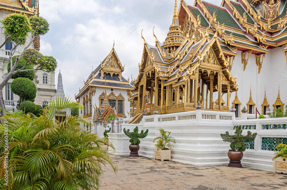 Naklejka premium Phra Thinang Aphorn Phimok Prasat within the Grand Palace in Bangkok