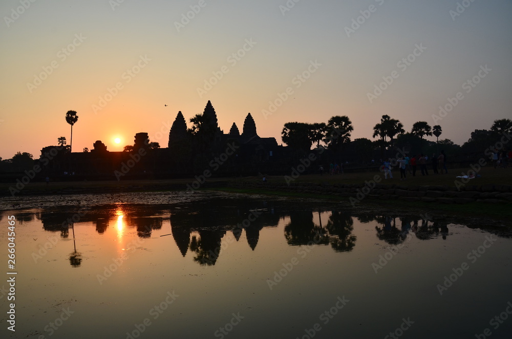 カンボジアのシェムリアップ　世界遺産のアンコールワット　美しい朝日とアンコールワットのシルエット　池に映るリフレクション