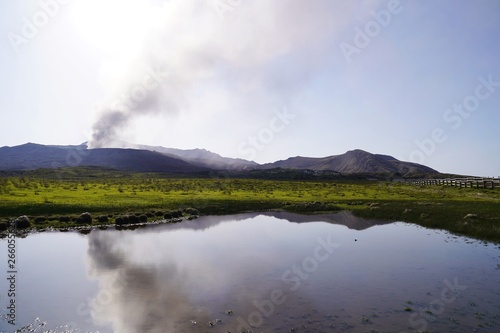 水面に映える阿蘇山の風景 © 初男 竹本