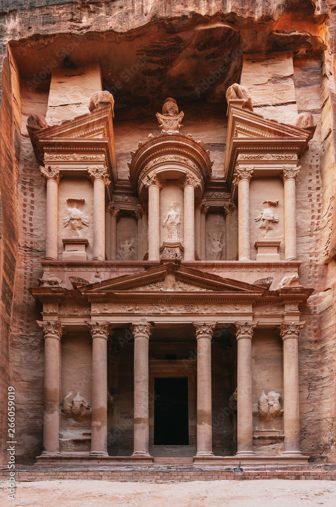 Fototapeta premium Al Khazneh, ancient architecture carved on mountain canyon in Petra, Jordan