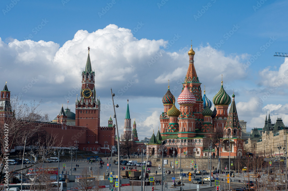 Obraz premium Spasskaya tower and St. Basil's Cathedral on red Square