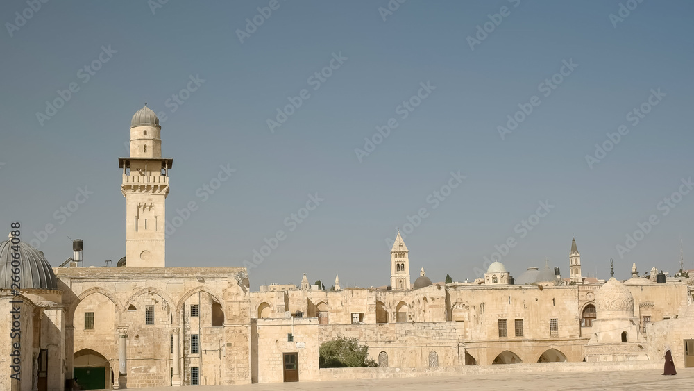 Obraz premium minaret and old city from the dome of the rock in jerusalem