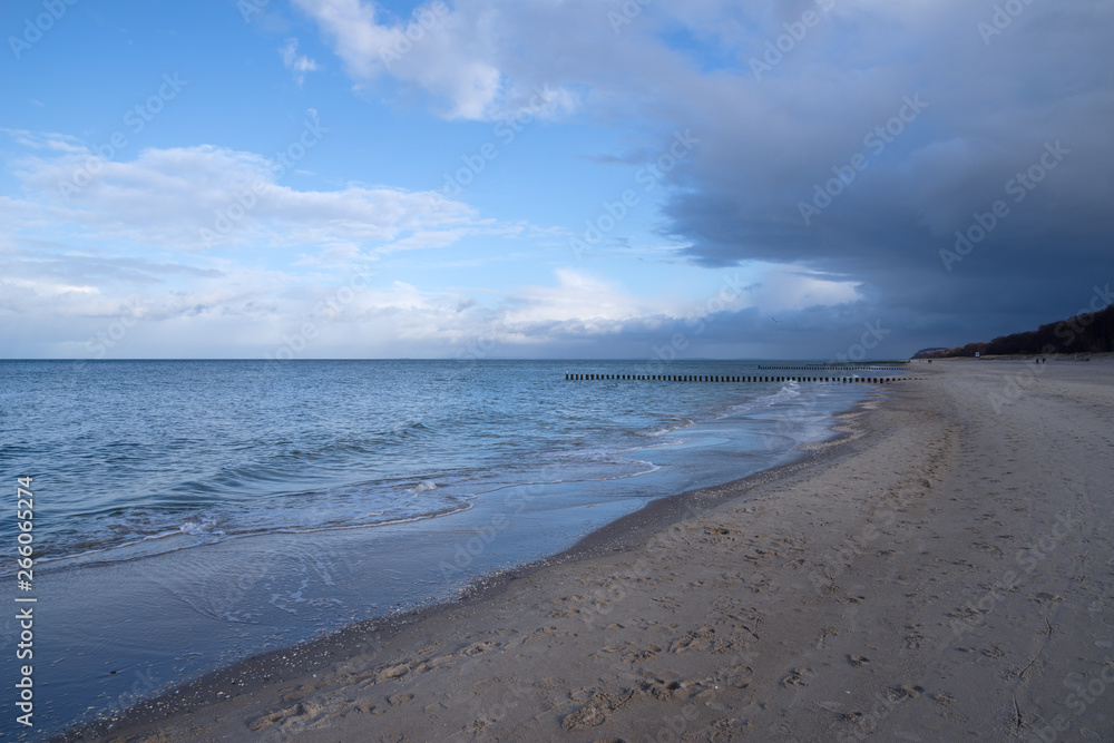 Obraz premium Beach and sea against blue sky at the Baltic Sea