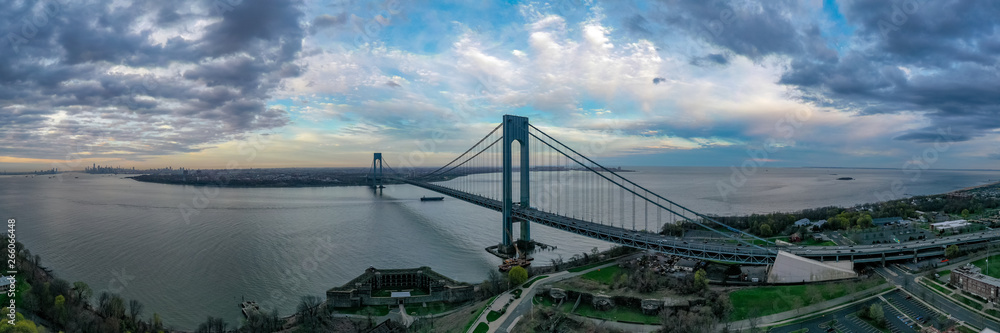 Fototapeta premium Verrazano Bridge at Sunset