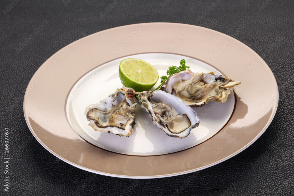 Oysters with lime and parsley Oysters with lime and parsley