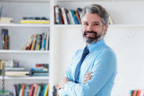 Sympathischer Geschäftsmann mit Bart und grauen Haaren © Daniel Ernst