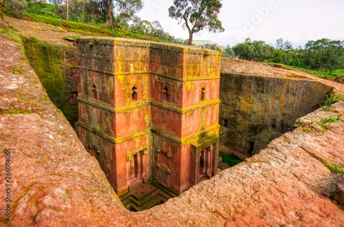 Cuadro en lienzo The churches of Lalibela excavated excavated in the bedrock with the cross of San Jorge