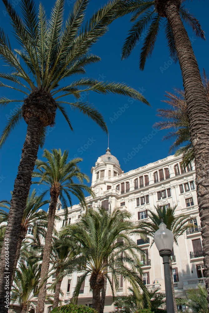 Schönes altes Haus mit Palmen in Alicante, Spanien