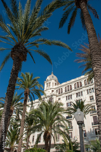 Schönes altes Haus mit Palmen in Alicante, Spanien