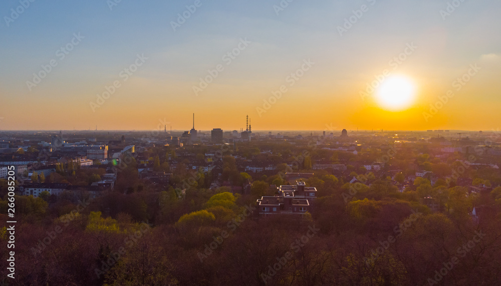 Blick auf die Skyline von Duisburg zum Sonnenuntergang