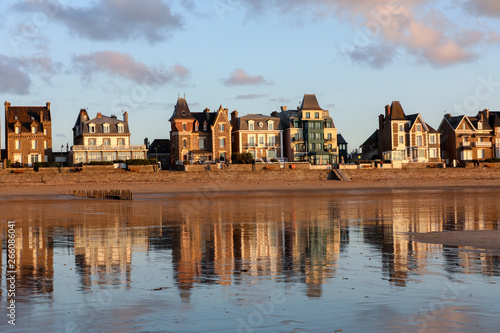  Beach in the evening sun and buildings along the seafront promenade in Saint Malo. Brittany, France