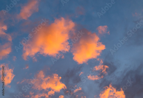Orange Schäfchenwolken Wolken am Himmel Sonnnenuntergang Abendrot